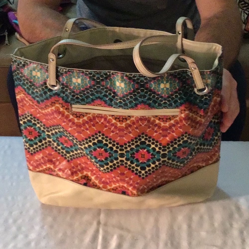 Large relic tote with back pocket snap top